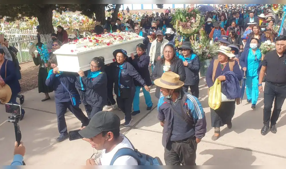 Ni una menos. Mujeres cargan el féretro con los restos de enfermera. Demandan justicia y cese de violencia contra mujer. Foto: La República. Ni una menos. Mujeres cargan el féretro con los restos de enfermera. Demandan justicia y cese de violencia contra mujer. Foto: La República.
