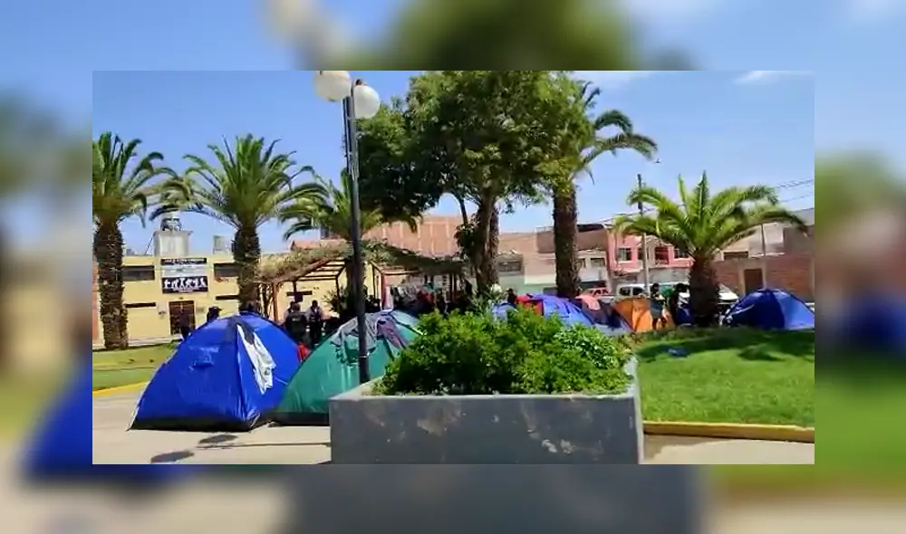Extranjeros ocupan espacios públicos en Tacna. Foto: La República
