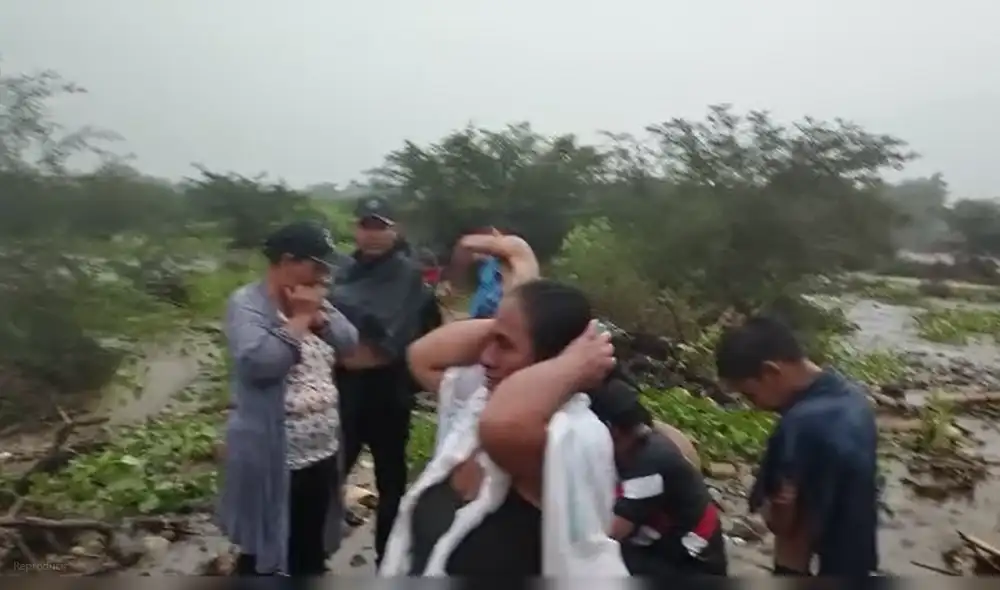 Burgomaestre acudió hasta la zona con la Policía de Salvataje. Foto y video: Hechos de Piura