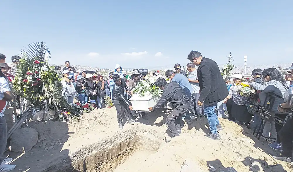 Entierro. Cientos fueron a despedir a Y. T. Foto: La República Entierro. Cientos fueron a despedir a Y. T. Foto: La República
