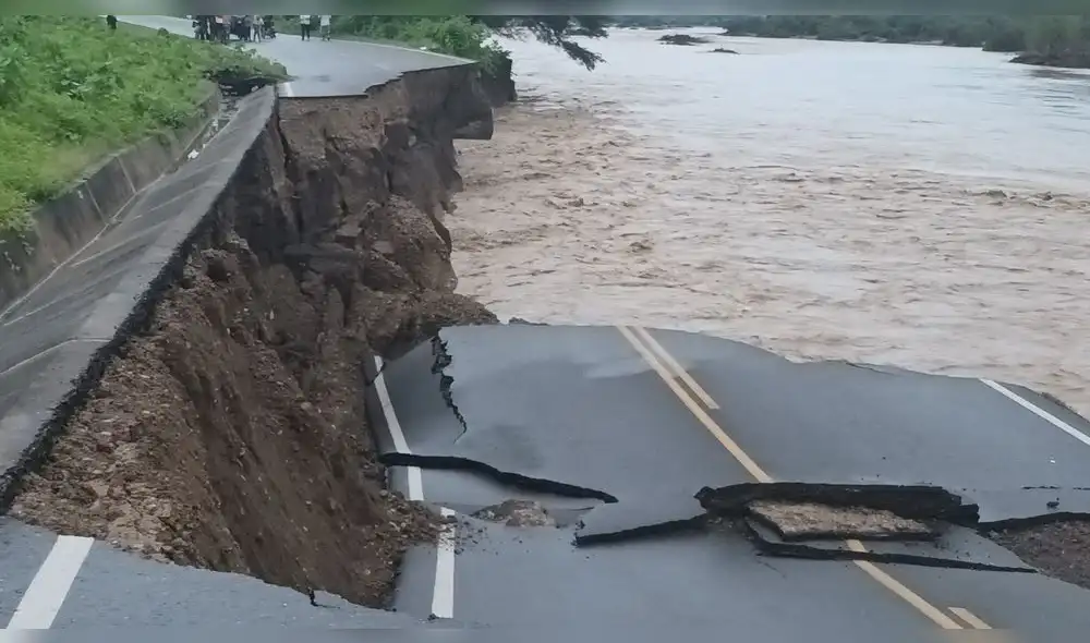 Carpeta asfáltica fue llevada por el río. Foto: Municipalidad de Salitral
