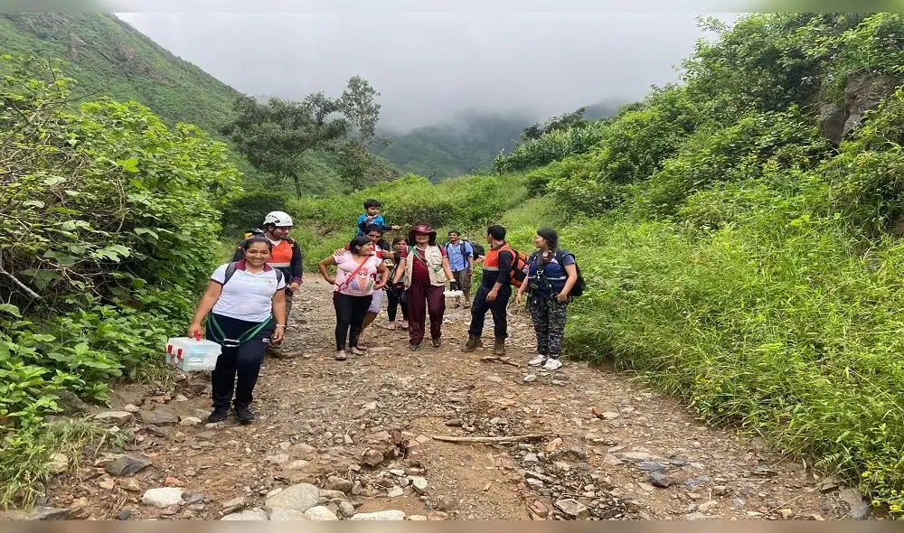 Mujer es rescatada por el personal de salud. Foto: Gobierno Regional de La Libertad Mujer es rescatada por el personal de salud. Foto: Gobierno Regional de La Libertad