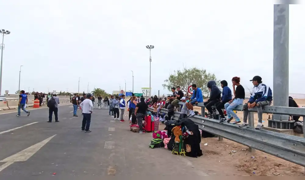 Migrantes en la frontera entre Perú y Chile. Foto: Liz Ferrer/La República.