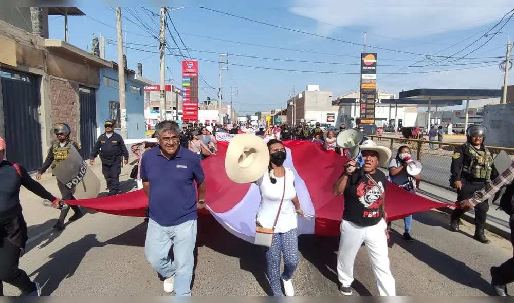 Colectivos salen a las calles para defender los intereses de Piura. Foto: Rosa Quincho / URPI-La República Colectivos salen a las calles para defender los intereses de Piura. Foto: Rosa Quincho / URPI-La República
