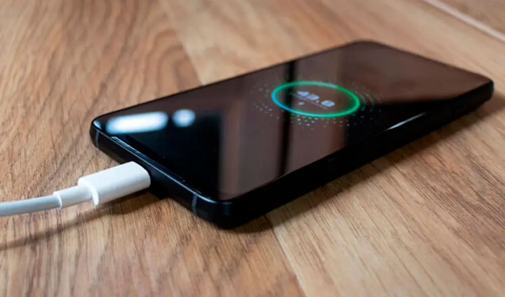 Los teléfonos actuales tienen un mecanismo que para la carga cuando llega al 100%. Foto: El espectador