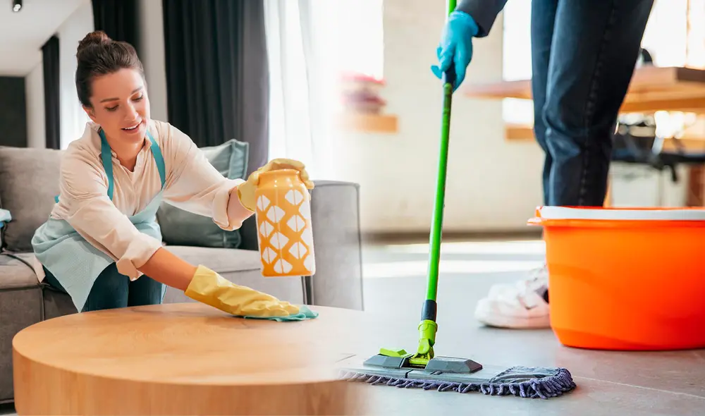 Conoce cuál es la hora ideal para realizar la limpieza de la casa y ventilar las habitaciones. Foto: composición LR/Difusión/Freepik
