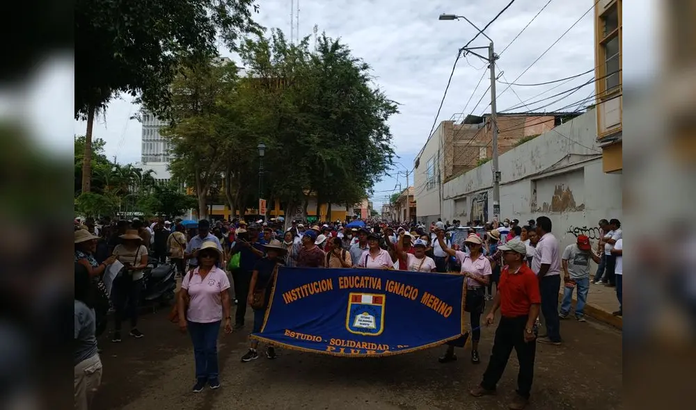 Los profesores de diferentes escuelas también participaron en la movilización. Foto y video: Almendra Ruesta/La República Los profesores de diferentes escuelas también participaron en la movilización. Foto y video: Almendra Ruesta/La República
