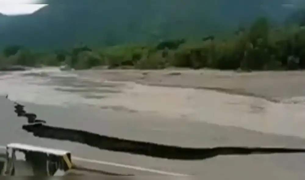Carretera es asolada por aguas del río. Foto y Video: captura de Catacaos al Día TV
