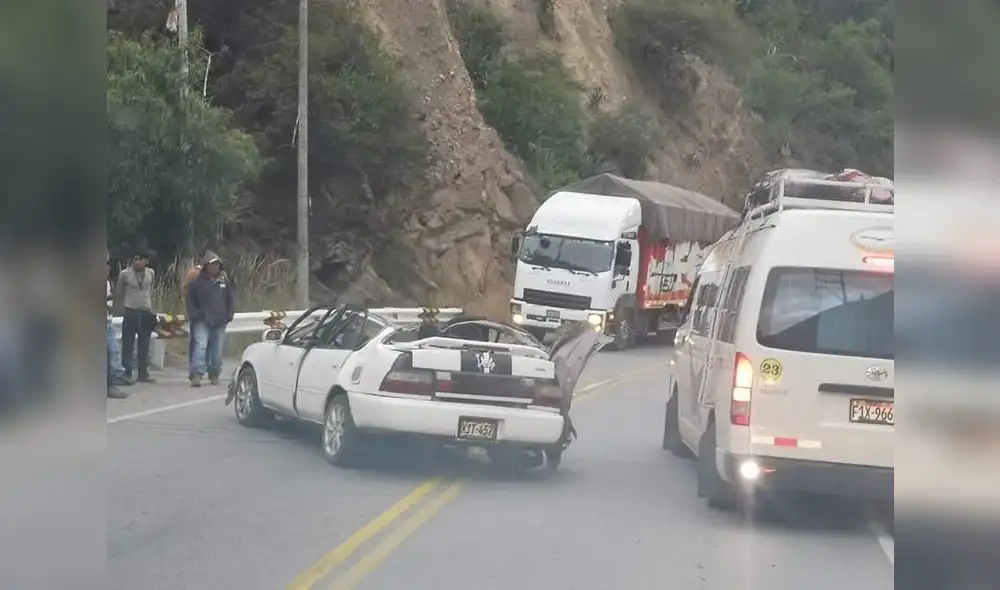 Vehículo sufrió daños tras la caída de la roca. Foto: ABC Sur Vehículo sufrió daños tras la caída de la roca. Foto: ABC Sur