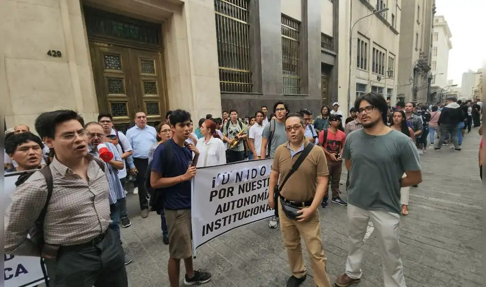Alumnos protestan por los cambios de su universidad. Foto: Jessica merino/ La República
