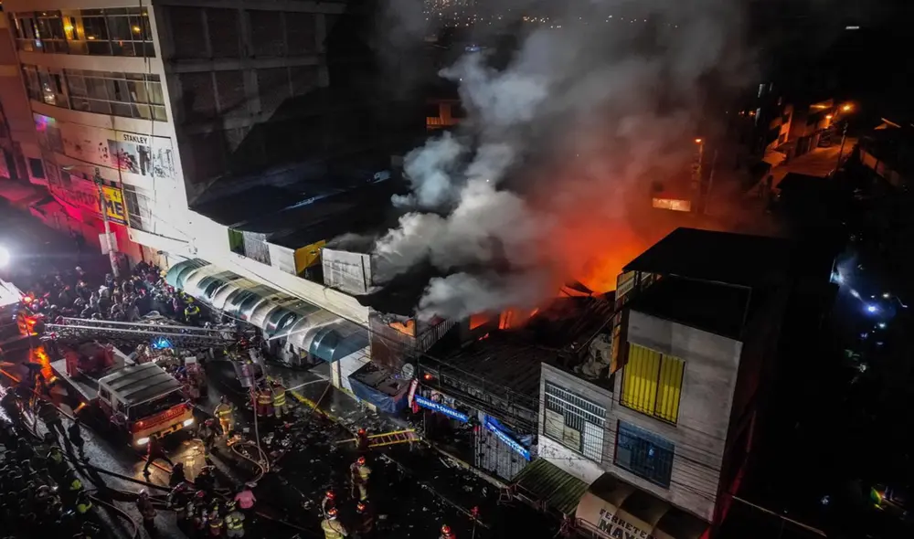 Trágico. Fuego dejó en cenizas puestos de venta de los centros comerciales Don Manuel y Aspyme del Cercado de Arequipa. Foto: Rodrigo Talavera/LR