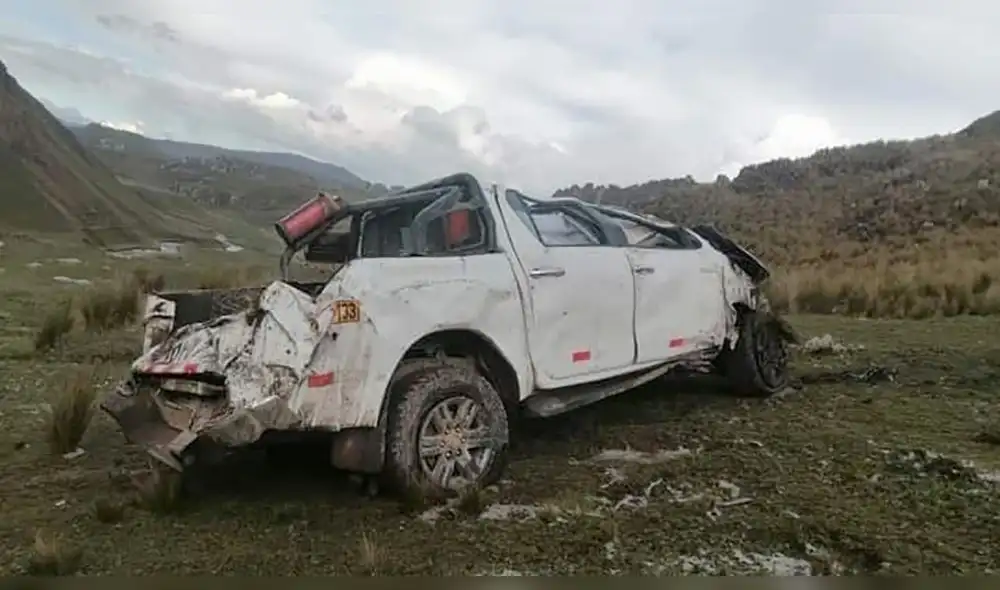 Vehículo siniestrado en carretera de Puno. Foto: PNP Vehículo siniestrado en carretera de Puno. Foto: PNP