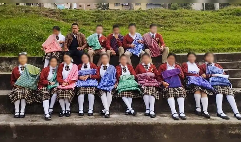 Estudiantes usan alforjas en el colegio. Foto: Facebook Rosa Uriarte