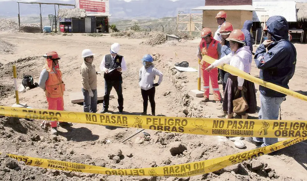 Un equipo especializado a cargo del fiscal Yuber Alarcón Quispe, ante la presencia de los familiares de las víctimas, dirige las diligencias en ‘La Hoyada’. Foto: difusión