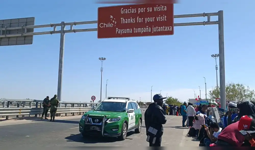 En frontera. Niños pasan horas de hambre y sed. Sus padres piden paso humanitario.