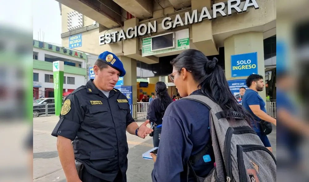 Tarjeteros cobran exceso de pasaje de la Línea 1 a quienes no tienen tarjeta para ingresar a las estaciones. Foto: Rosario Rojas/La República