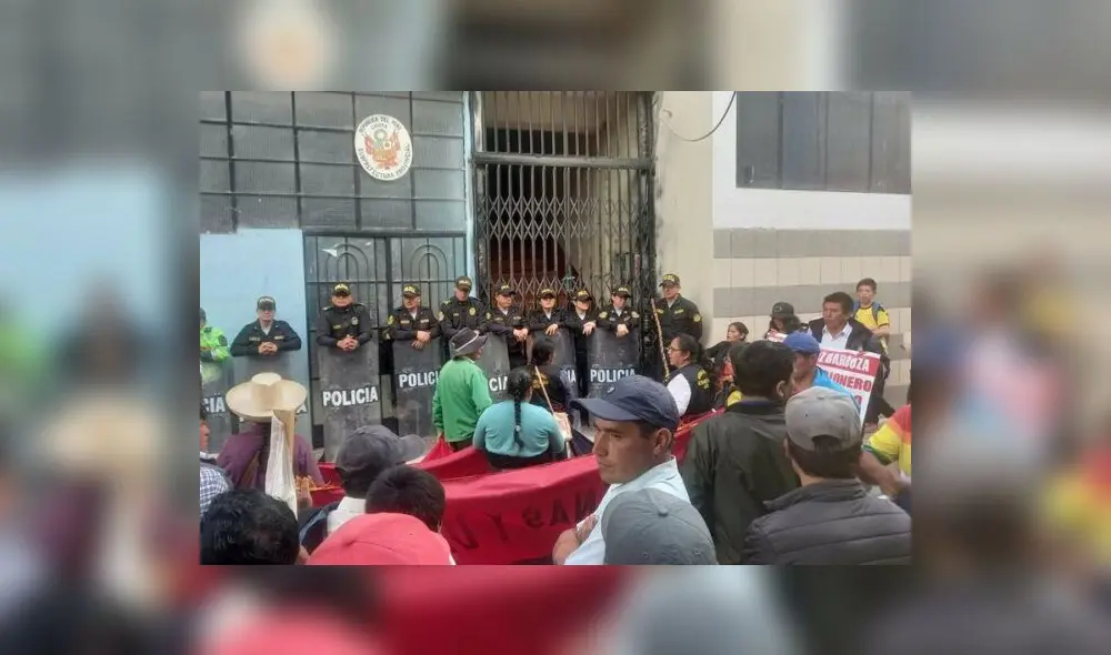 Los ronderos exigen la destitución del nuevo subprefecto. Foto: Diario Uno Los ronderos exigen la destitución del nuevo subprefecto. Foto: Diario Uno