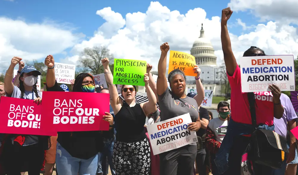 Personas se manifiestan en apoyo del derecho al aborto en la Corte Suprema de EE. UU. en Washington, DC. Foto: AFP