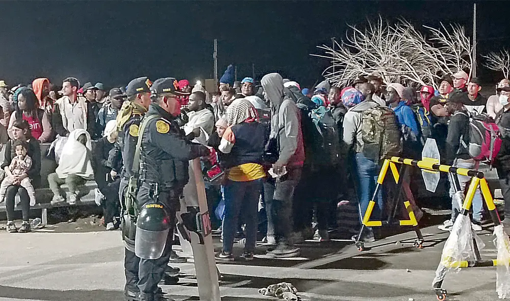 Cerco policial. Venezolanos y haitianos piden ayuda para regresar a sus países. Huyen de Chile, pero no pueden ingresar al Perú porque están indocumentados. Foto: Liz Ferrer/La República