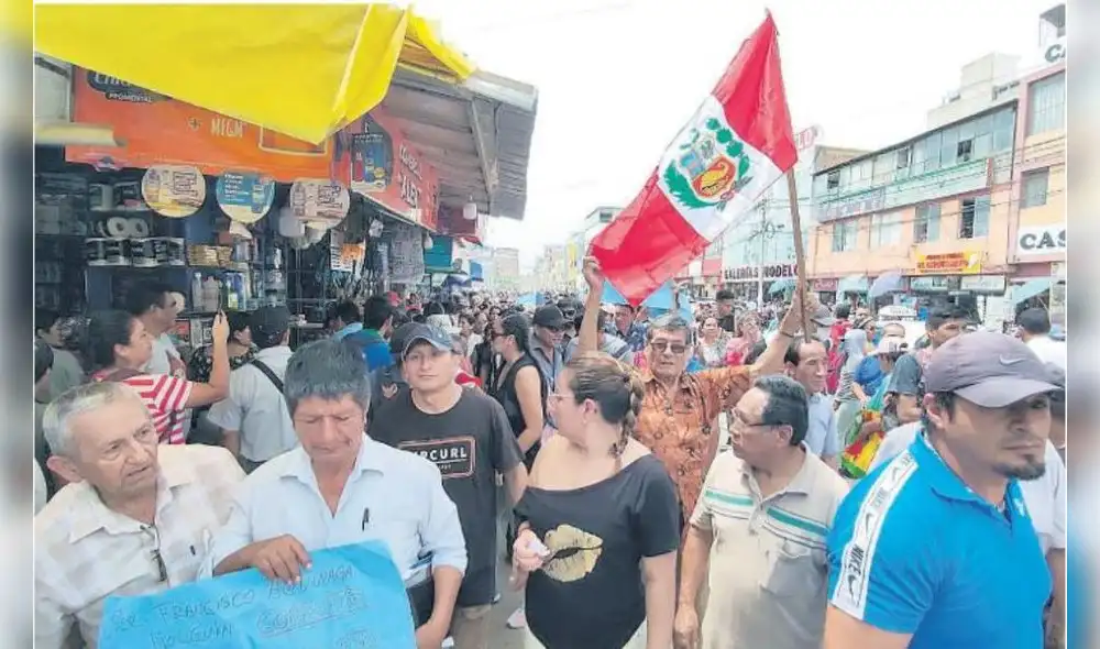 Grupo de comerciantes protestó en el mercado Modelo contra la Junta de Propietarios. Foto: La República Grupo de comerciantes protestó en el mercado Modelo contra la Junta de Propietarios. Foto: La República