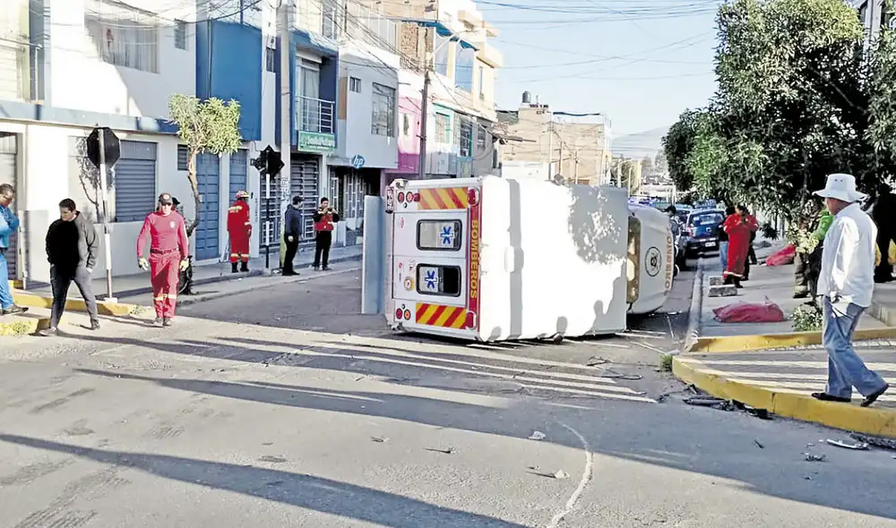 En el suelo. Ambulancia quedó volcada en vías del distrito de Mariano Melgar. Foto: La República En el suelo. Ambulancia quedó volcada en vías del distrito de Mariano Melgar. Foto: La República
