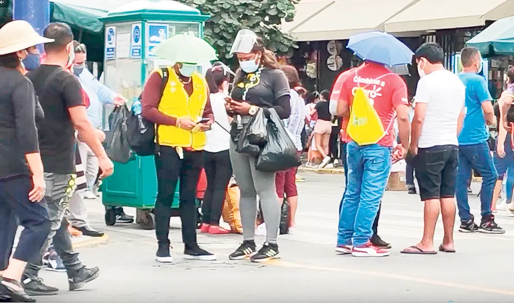 Venta de líneas. Ciudadanos compran chips en plena vía, sin pensar en el peligro que corre su información personal.  Foto: difusión
