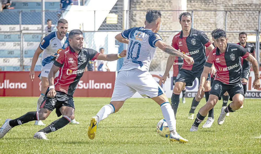 Nulos. Los cambios no le funcionaron a Mariano Soso. Foto: La República Nulos. Los cambios no le funcionaron a Mariano Soso. Foto: La República