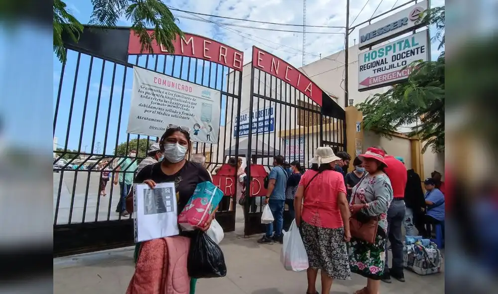 La familia expresó su preocupación por el estado de salud del obrero, quien recibe atención en el Hospital Regional de Trujillo. Foto: Sergio Verde/La República La familia expresó su preocupación por el estado de salud del obrero, quien recibe atención en el Hospital Regional de Trujillo. Foto: Sergio Verde/La República