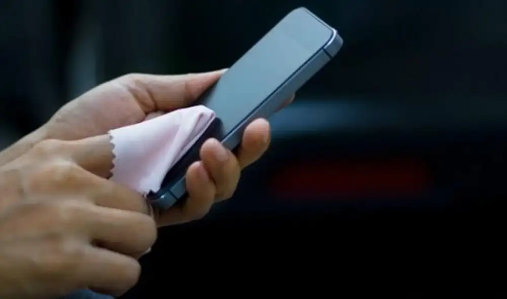 No uses toallas de papel para limpiar tu móvil. Foto: Xataka