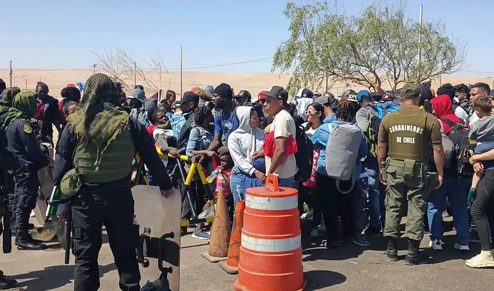 Enfrentamiento. Extranjeros que pretenden ingresar a Perú para seguir camino a sus paises de origen, ayer tuvieron una gresca con la policía. Foto: La República Enfrentamiento. Extranjeros que pretenden ingresar a Perú para seguir camino a sus paises de origen, ayer tuvieron una gresca con la policía. Foto: La República