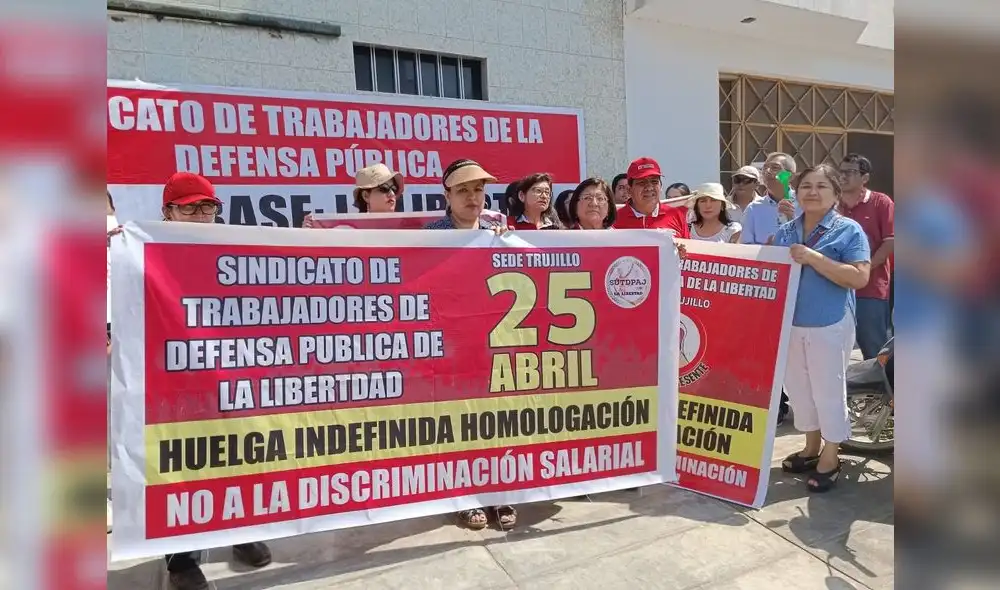 Defensores públicos en frontis de su local. Foto: La República