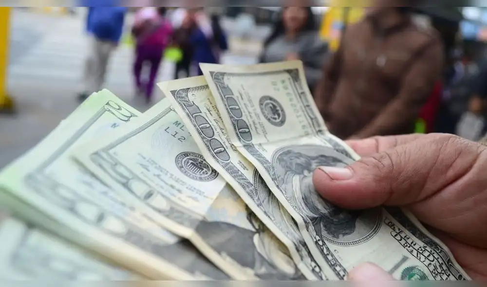 El dólar en el mercado paralelo cotizaba en S/3,725 la compra y S/3,755 la venta. Foto: Andina