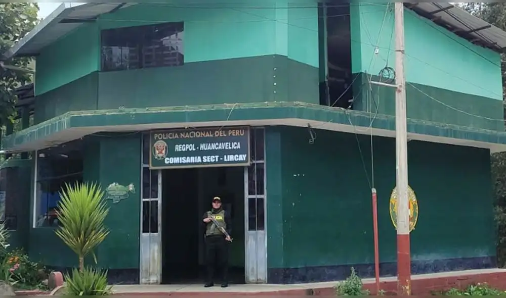 Los efectivos salieron de la comisaría de Lircay. Foto: Huachos.com