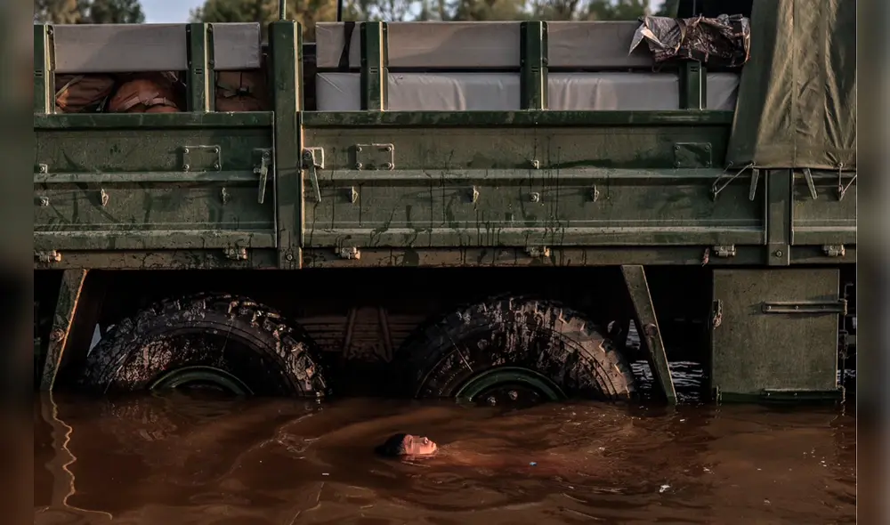 Huaicos en Piura. Un menor de edad no identificado nadando en medio de una carretera inundada. Foto: Aldair Mejía