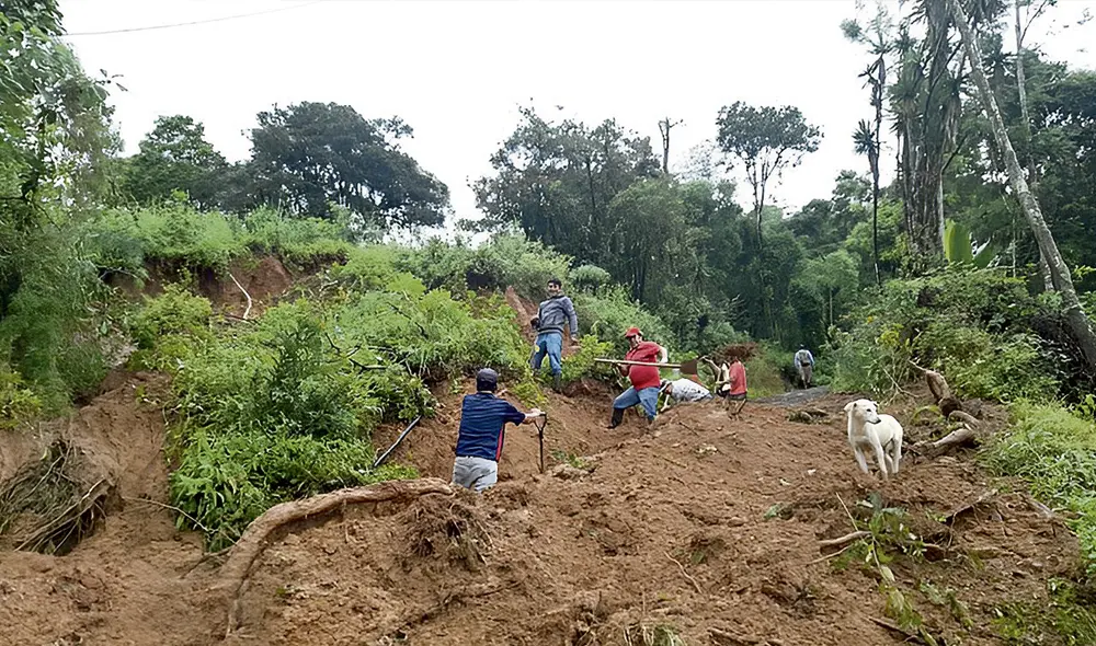 Alud. Los deslizamientos del jueves en Alta Rinconada, Ayabaca, causaron la muerte de un menor. En la zona hay población aislada desde hace semanas. Foto: Ramahi Sánchez/La República Alud. Los deslizamientos del jueves en Alta Rinconada, Ayabaca, causaron la muerte de un menor. En la zona hay población aislada desde hace semanas. Foto: Ramahi Sánchez/La República