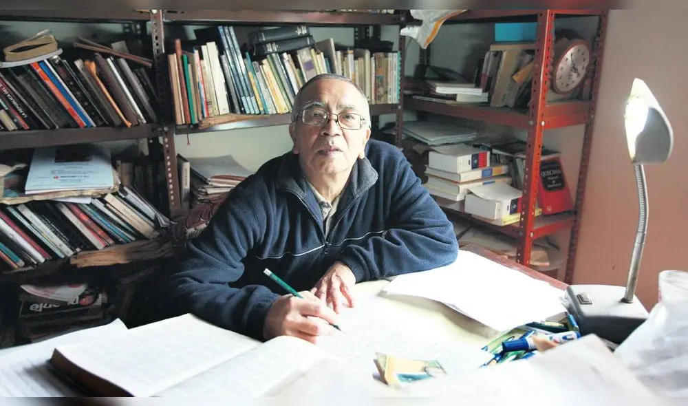 Memoria. Augusto Higa Oshiro, cuando estaba en sus tareas de escritor, en su biblioteca. Foto: La República Memoria. Augusto Higa Oshiro, cuando estaba en sus tareas de escritor, en su biblioteca. Foto: La República