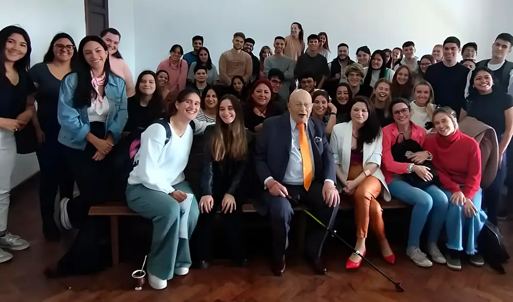 Julio fue recibido entre aplausos por sus compañeros de universidad. Foto: composiciónLR/Verónica Otero/Twitter Julio fue recibido entre aplausos por sus compañeros de universidad. Foto: composiciónLR/Verónica Otero/Twitter