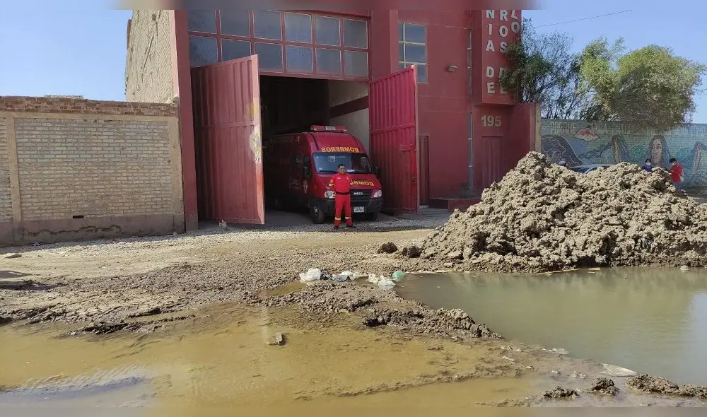 Emergencia. Hombres de rojo necesitan apoyo en su pedido. Foto: Emmanuel Moreno Emergencia. Hombres de rojo necesitan apoyo en su pedido. Foto: Emmanuel Moreno
