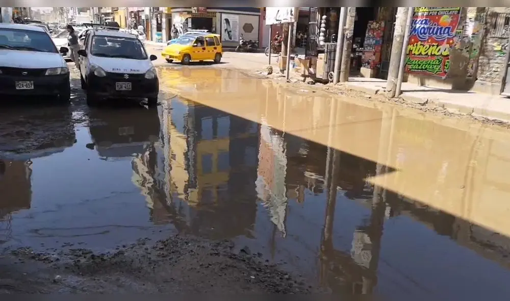 contaminación. Calle Juan Fanning luce con aniegos de redes. Captura de video TVI Noticias