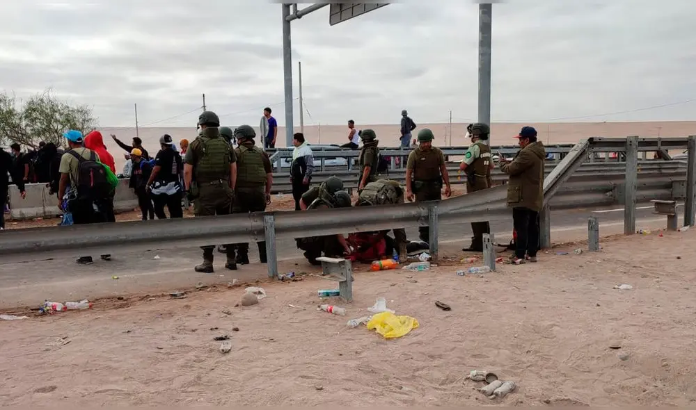Los migrantes realizan un bloqueo de la vía. Foto: Difusión. Video: América TV