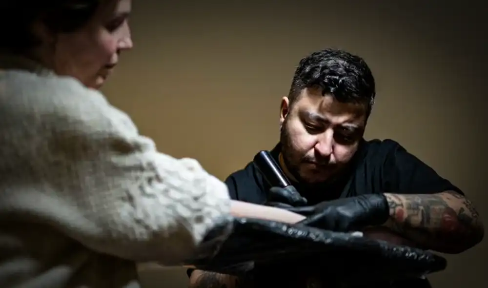 Decenas de personas se tatuaron de forma gratuita bajo la iniciativa de iglesia católica en Austria. Foto: AFP