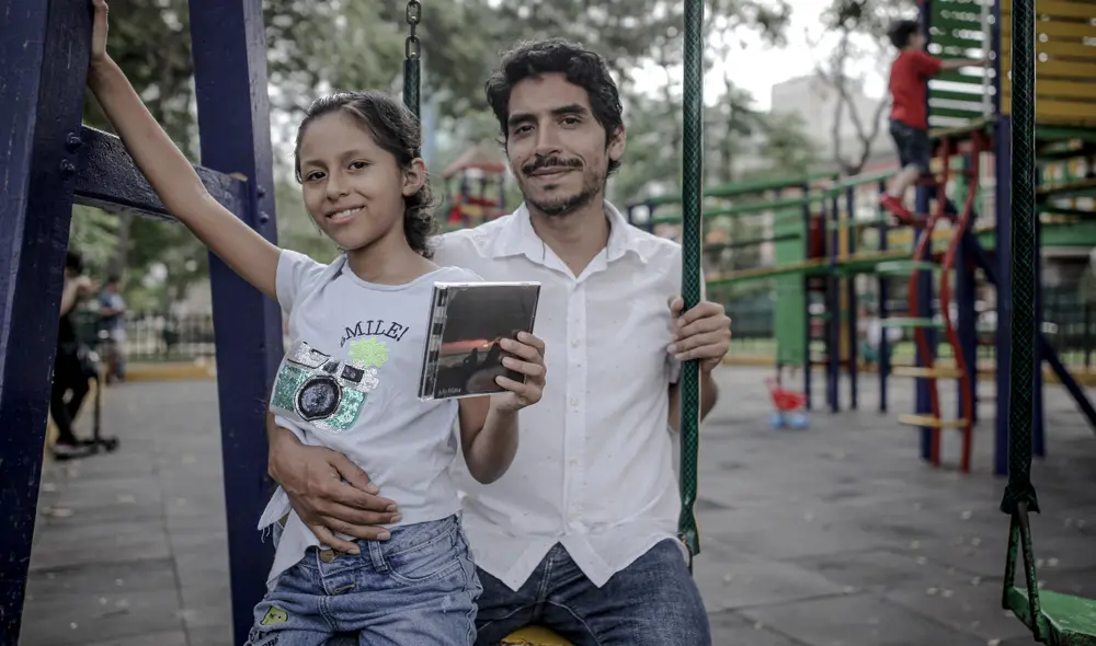 La pequeña Ana Paula y su papá Julio Aldana en un parque muestran el disco Triage, que está a la venta al 940161915. Foto: John Reyes/La República La pequeña Ana Paula y su papá Julio Aldana en un parque muestran el disco Triage, que está a la venta al 940161915. Foto: John Reyes/La República