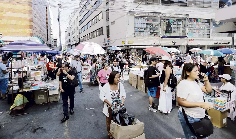 Sin control. Así lucen las calles que conforman el sector de Mesa Redonda. La vía es usada como espacio de venta ambulatoria, ante la falta de fiscalización. Foto: Gerardo Marín/La República