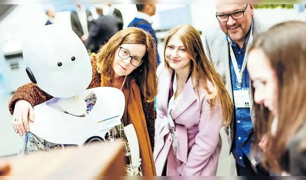 Encuentro. Un robot interactúa con los visitantes en la feria de tecnología de Hannover, en Alemania, en abril de este año. Foto: AFP