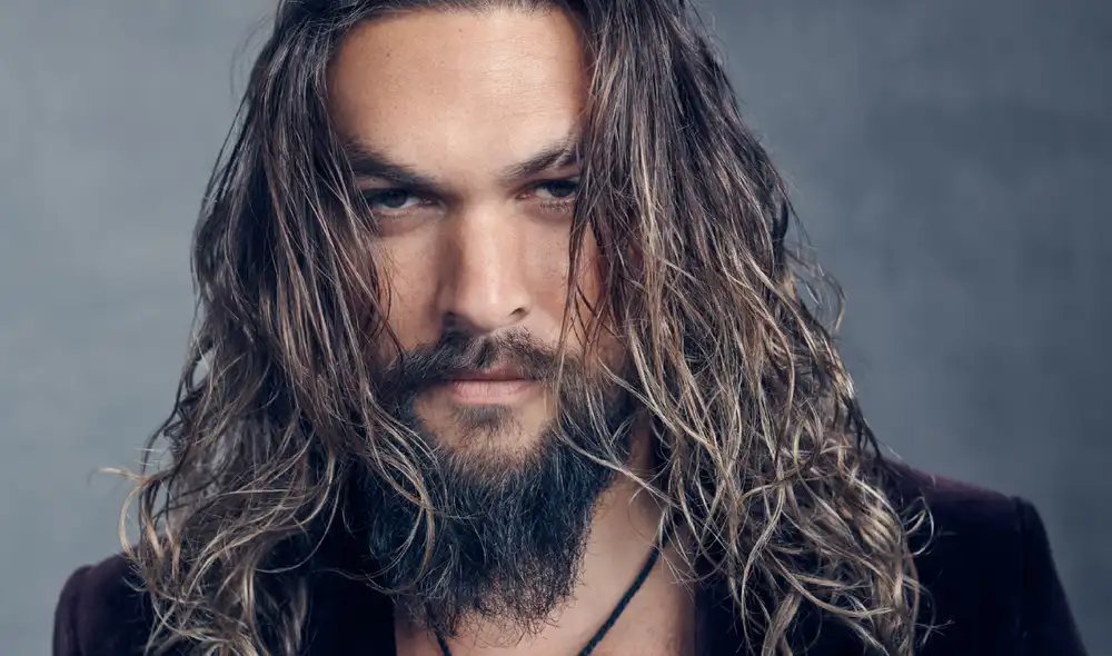Jason Momoa realizó maniobras en bicicleta sin usar ninguna prenda. Foto: Composición LR / Men's Health - Video: Men's Health