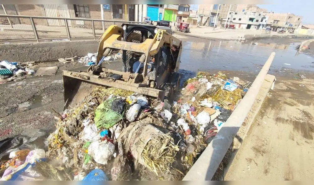 Tras denuncia de vecino, municipalidad informó que una cuadrilla de obreros acudió a realizar limpieza en un sector de la avenida Chiclayo.  Foto: Municipio JLO