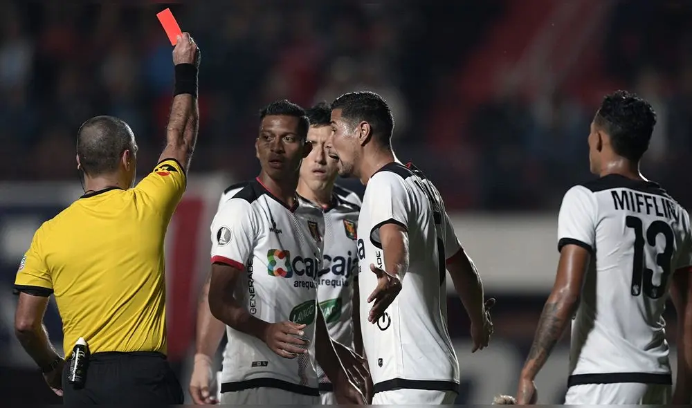 En aquel partido, hubo un expulsado por equipo. Foto: AFP En aquel partido, hubo un expulsado por equipo. Foto: AFP