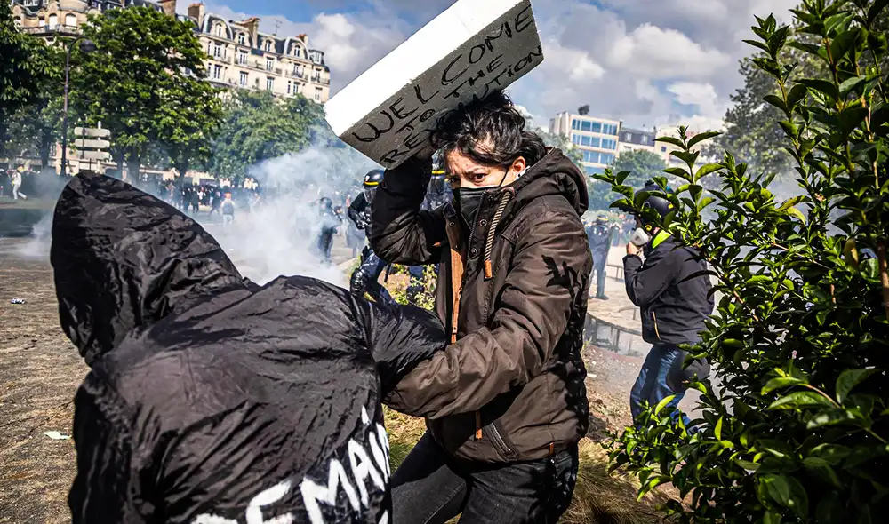 Manifestantes se protegen de ataque policial durante los enfrentamientos en Francia. Foto: EFE - Video: @Masleuu Manifestantes se protegen de ataque policial durante los enfrentamientos en Francia. Foto: EFE - Video: @Masleuu