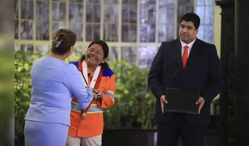 Isabel Cortez fue una de las que firmó la moción de vacancia contra Dina Boluarte. Foto: Presidencia - Video: ATV Isabel Cortez fue una de las que firmó la moción de vacancia contra Dina Boluarte. Foto: Presidencia - Video: ATV