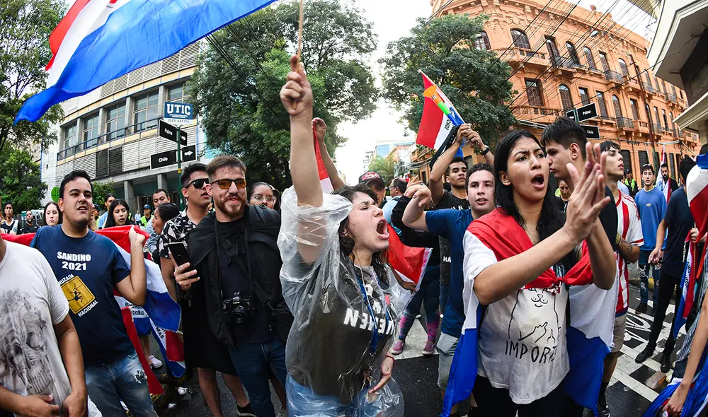 Simpatizantes del candidato presidencial de Paraguay por el Partido Cruzada Nacional se manifiestan contra el presunto fraude electoral. Foto: AFP Simpatizantes del candidato presidencial de Paraguay por el Partido Cruzada Nacional se manifiestan contra el presunto fraude electoral. Foto: AFP